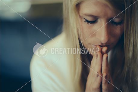 Woman praying (30105)