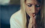 Woman praying (30120)