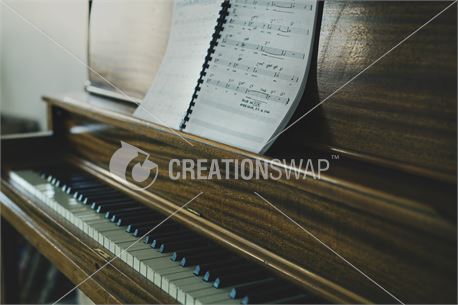 Old, Vintage Piano (47265)