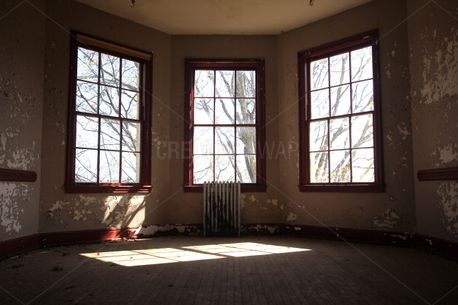 Window in an empty room (59073)